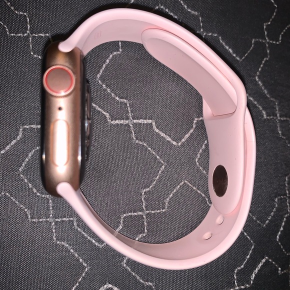 🛑SOLD🛑 Apple Watch series 4 40 mm GPS + Cellar - Picture 4 of 5